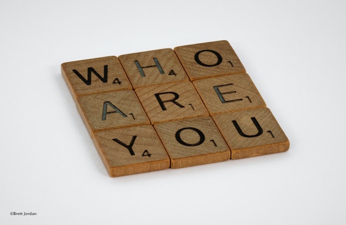 Les identifications : de « Massenpsychologie » aux « Uns-tout-seuls »